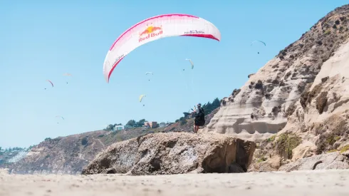 Bicho Carrera busca seguir sumando en el Mundial de Parapente Acrobático en Europa.