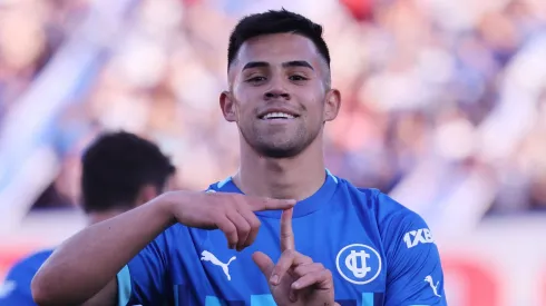 Aravena aún no tiene fecha para su debut