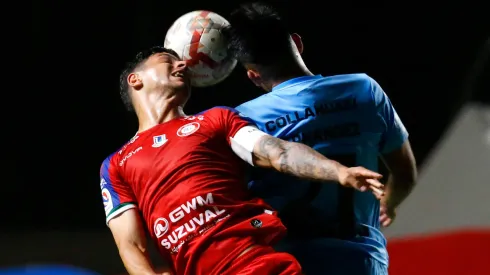 Los jugadores de Deportes Iquique y Unión La Calera disputan el balón en el aire en el último enfrentamiento entre los dos equipos.