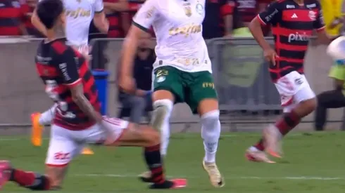 Erick Pulgar sufrió un tremendo planchazo ante Palmeiras.
