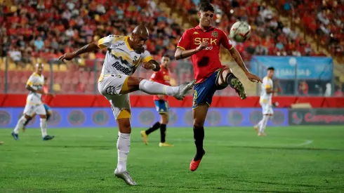 Dylan Glaby rechaza el balón ante la presión de Valentín Adamo en el último enfrentamiento entre Coquimbo Unido y Unión Española.