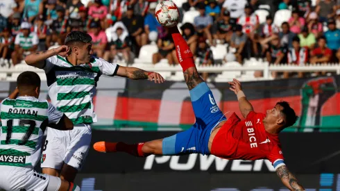 Fernando Zampedri ensaya una chilena en el partido entre Universidad Católica y Palestino, en la primera rueda del Campeonato Nacional 2024.
