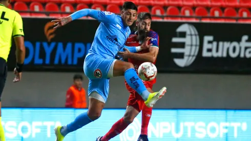 Pino y Parnisari disputan el balón en el partido de la primera rueda entre Deportes Iquique y Unión La Calera.