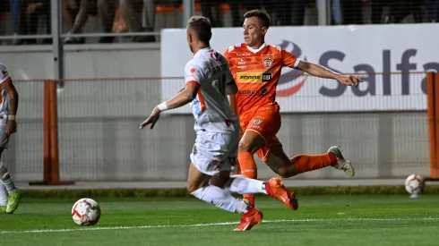 Cristian Insaurralde va a disputar el balón en el último Clásico del Cobre.