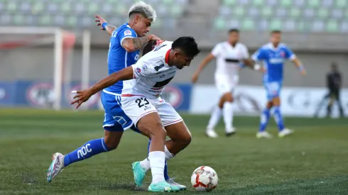 Juan Jaime y Maxi Guerrero disputan el balón en el duelo entre Universidad de Chile y Deportes Copiapó en la primera rueda.