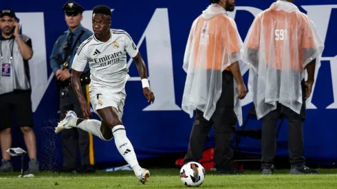 Vinícius Junior corre con el balón en el partido de pretemporada entre Real Madrid y Barcelona en el MetLife Stadium.