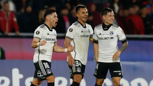 Los jugadores de Colo Colo festejan la clasificación a los octavos de final de la Copa CONMEBOL Libertadores tras el pitazo final en el partido contra Cerro Porteño.