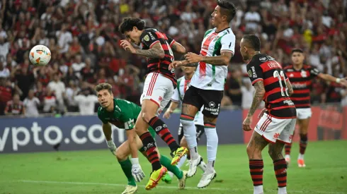 Pedro remata de cabeza en el partido entre Flamengo y Palestino, en la fase de grupos de la Copa CONMEBOL Libertadores.