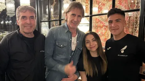 El Tigre Gareca al lado de Vania Rivadeneira, la esposa de Marcelino Núñez.