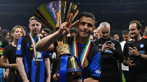 Alexis con la copa luego de haber ganado su segundo Scudetto con Inter