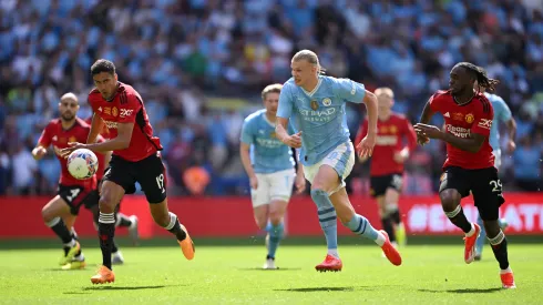 Erling Haaland y Raphael Varane persiguen el balón en la final de la FA Cup 2023/24.