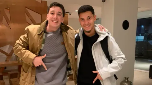 Jader Gentil posó con un hincha de Católica.