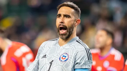 Claudio Bravo se refirió a cómo manejar a los jóvenes en el fútbol.