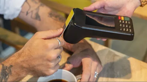 Hombre pagando un café