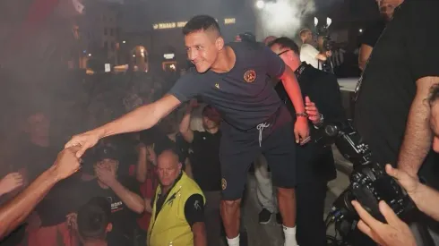 Alexis Sánchez fue presentado ante los hinchas de Udinese y dejó la escoba.