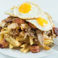 Día de la chorrillana: El auténtico plato chileno con papas fritas, huevo, cebolla y carne