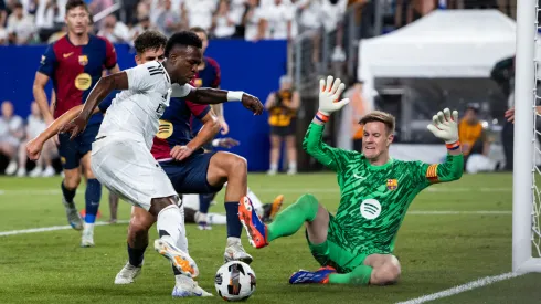 Vinícius Junior remata ante la salida de Marc-André ter Stegen, en el partido de pretemporada disputado en Estados Unidos.