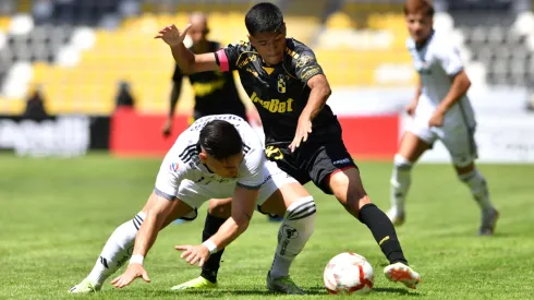 Oscar Opazo disputa el balón con Benjamín Chandia en el partido de la primera rueda del Campeonato Nacional entre Colo Colo y Coquimbo Unido.