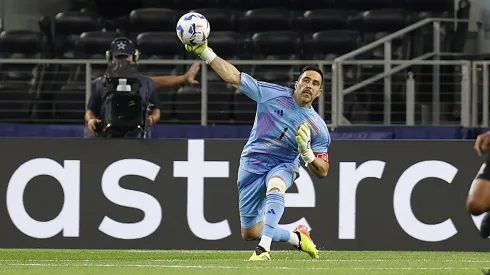 Claudio Bravo atajando en la Copa América, el que pudo ser su último torneo como profesional
