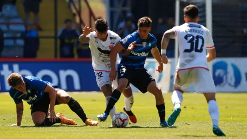 Los jugadores de Huachipato y Deportes Copiapó pelean por el balón en el partido de la fecha 5 del Campeonato Nacional.