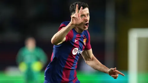 Robert Lewandowski festeja su tercer gol contra Valencia, en el último enfrentamiento entre los Chés y los Culés.