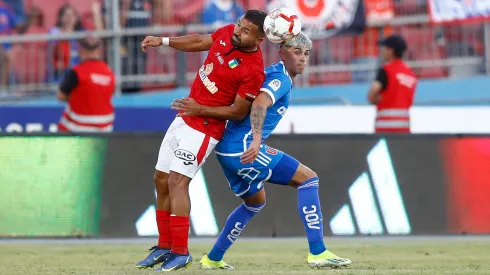 Maximiliano Guerrero disputa el balón con Bryan Rabello, en el último partido entre Universidad de Chile y O'Higgins.