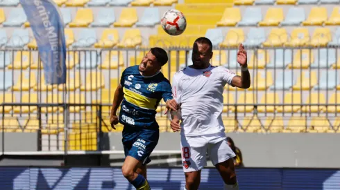Brian Martínez y Bernardo Cerezo van por el balón aéreo en el partido entre Ñublense y Everton en la primera rueda.