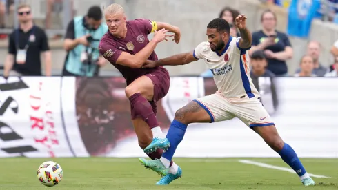 Erling Haaland disputa el balón con Reece James, en el partido de pretemporada entre Manchester City y Chelsea en Columbus, Ohio.