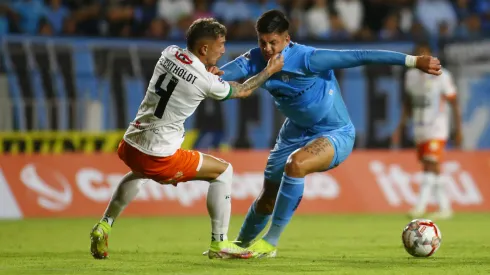 Steffan Pino disputa el balón contra Franco Bechtholdt en el último enfrentamiento entre Deportes Iquique y Cobresal.