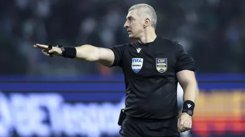 El polémico árbitro brasileño estará en el Colo Colo vs Junior.