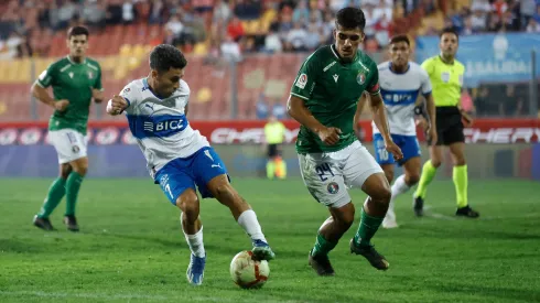 Joaquín Torres con el balón en el encuentro entre Universidad Católica y Audax Italiano, en la fecha 5 del Campeonato Nacional 2024.