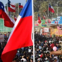 ¿Desde cuándo se debe colocar la bandera chilena en las casas y cuál es la multa por no hacerlo?