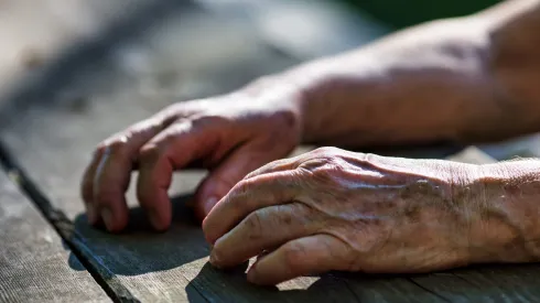 ¿A qué edad envejecemos de golpe? Científicos lo descubren