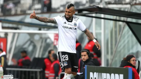 Arturo Vidal se sube al avión de Colo Colo rumbo a Colombia para enfrentar a Junior en Copa Libertadores.
