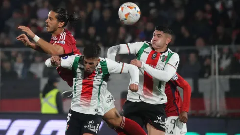 Los jugadores de Palestino e Independiente Medellín luchan por el balón en el aire, en el partido de ida de los octavos de final de la Copa CONMEBOL Sudamericana 2024.