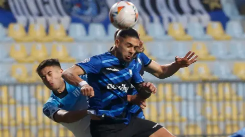 Thiago Vecino salta a cabecear el balón en el partido de ida de los octavos de final de la Copa CONMEBOL Sudamericana contra Racing Club.