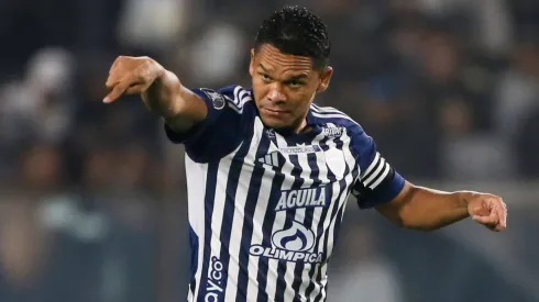 Carlos Bacca en el partido de ida de los octavos de final de la Copa CONMEBOL Libertadores entre Colo Colo y Junior de Barranquilla.