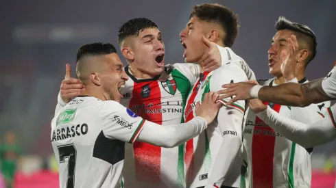 Los jugadores de Palestino festejan el gol de Iván Román, en el partido de ida de los octavos de final de la Copa CONMEBOL Sudamericana 2024.