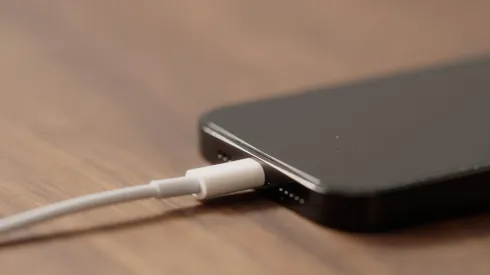 "Cargador único USB-C: Qué cambiará para iPhone y Android en Chile
