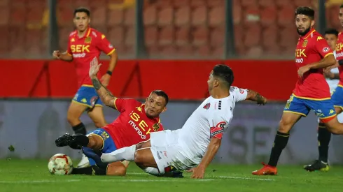 Emiliano Vecchio lucha por el balón en el partido de Unión Española contra Ñublense, en la primera rueda del Campeonato Nacional 2024.