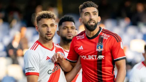 Emiliano Amor ante Sebastián Boselli en un amistoso entre Colo Colo y River Plate.