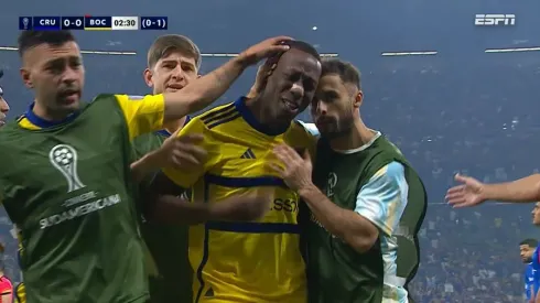 Luis Advíncula se retira llorando de la cancha.