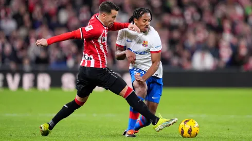 Jules Koundé y Alex Berenguer disputan el balón en el duelo entre Athletic Club de Bilbao y Barcelona, en la LaLiga 2023/24.