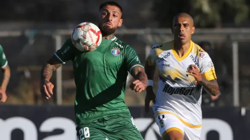 Ignacio Jeraldino controla el balón en el partido entre Audax Italiano y Coquimbo Unido, en la fecha 6 del Campeonato Nacional 2024.