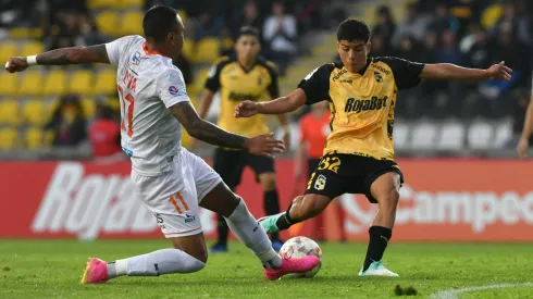 Martín Mundaca remata ante la barrida de Juan Leiva, en el partido de la fecha 7 del Campeonato Nacional entre Coquimbo Unido y Cobreloa.