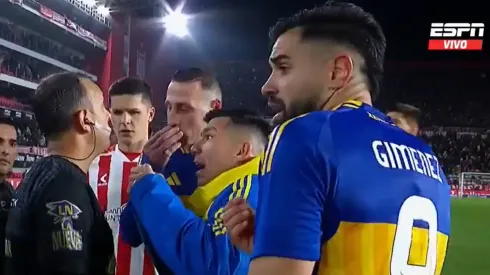 Gary Medel y Darío Herrera tuvieron una charla pospartido.