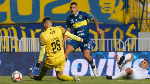 Rodrigo Contreras define ante la salida de Collao, en el partido de la fecha 7 entre Everton y Audax Italiano.