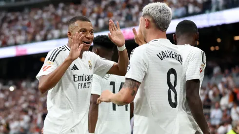 Kylian Mbappé felicita a Federico Valverde por su gol frente a Real Valladolid, en la Jornada 2 de LaLiga 2024/25.