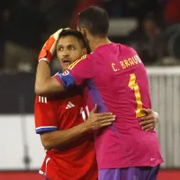 Alexis Sánchez despide a Claudio Bravo golpeando la mesa: \'Es chileno y no nos damos cuenta\'