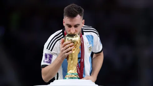 Nicolás Tagliafico besa el trofeo de campeón del mundo en Qatar 2022.